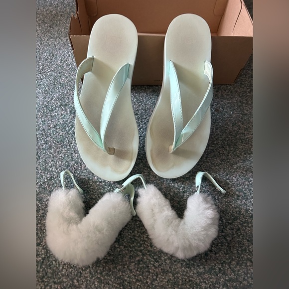 Size 2 UGG K Laalaa sandal/flip flop with detachable fur - Picture 2 of 4